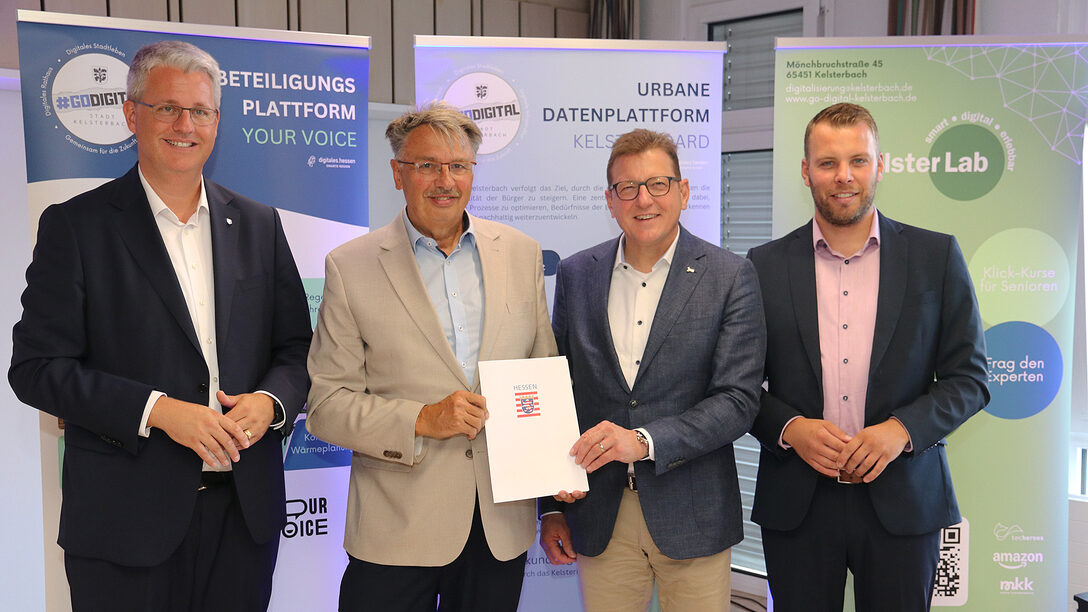 Oberbürgermeister Patrick Burghardt (Rüsselsheim), Bürgermeister Manfred Ockel (Kelsterbach), Staatsekretär Stefan Sauer und Bürgermeister David Rendel (David Rendel).