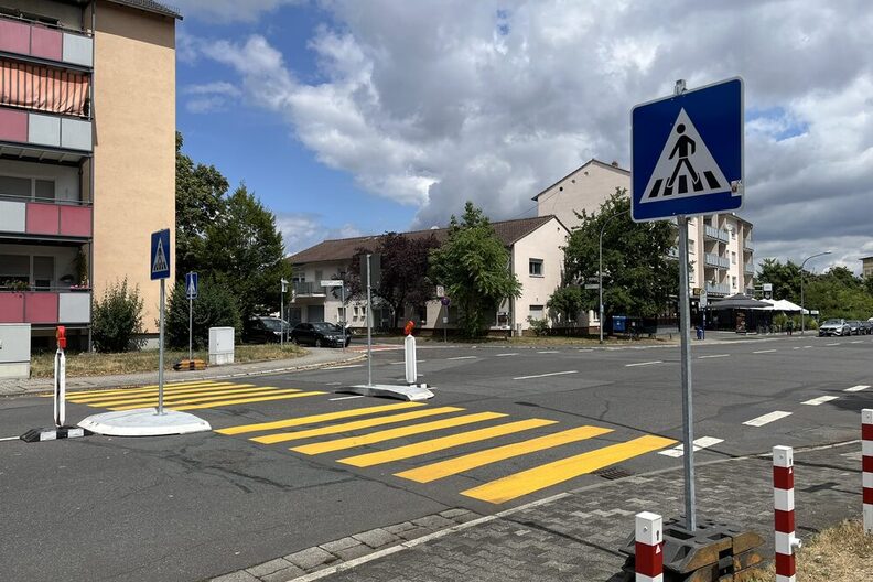 Ein provisorischer gelber Zebrastreifen führt über die Berliner Straße.
