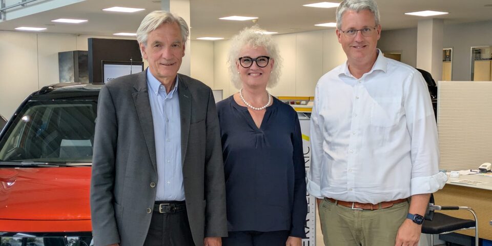 Unternehmensbesuch bei Autohaus Jacob (v.l.n.r.): Ulrich Brass (Geschäftsführer Brass-Gruppe), Patricia Prinzessin zu Erbach-Schönberg (Geschäftsführerin Auto Jacob GmbH) und Oberbürgermeister Patrick Burghardt