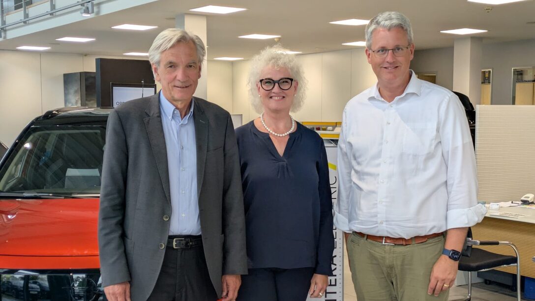 Unternehmensbesuch bei Autohaus Jacob (v.l.n.r.): Ulrich Brass (Geschäftsführer Brass-Gruppe), Patricia Prinzessin zu Erbach-Schönberg (Geschäftsführerin Auto Jacob GmbH) und Oberbürgermeister Patrick Burghardt