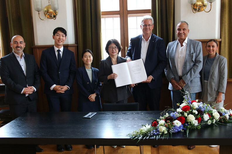 Eintrag in das Goldene Buch der Stadt Rüsselsheim am Main. Abordnung der Koreanischen Generalkonsulin, Oberbürgermeister Patrick Burghardt und Bürgermeister Murat Karakaya.