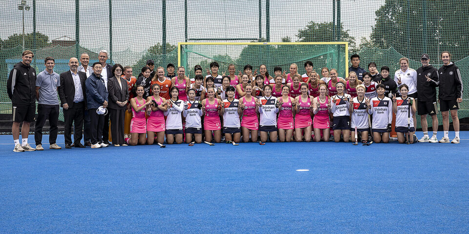 Gruppenfoto der Hockey-Mannschaften und Vertreter der Stadt, des RRK und des Koreanischen Generalkonsulates auf dem Hockey-Platz.