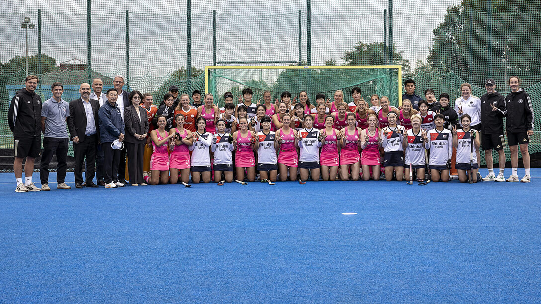 Gruppenfoto der Hockey-Mannschaften und Vertreter der Stadt, des RRK und des Koreanischen Generalkonsulates auf dem Hockey-Platz.
