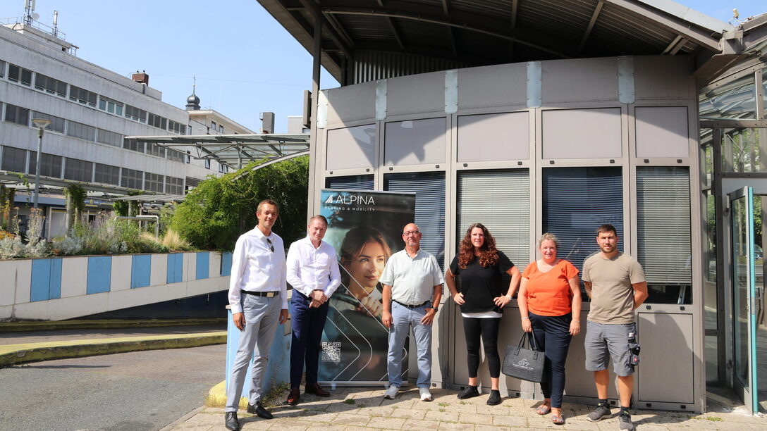 Stadtrat Valerius steht mit Vertretern von Alpina, Stadt, Medifit und GFP an der Einfahrt zur Tiefgarage.