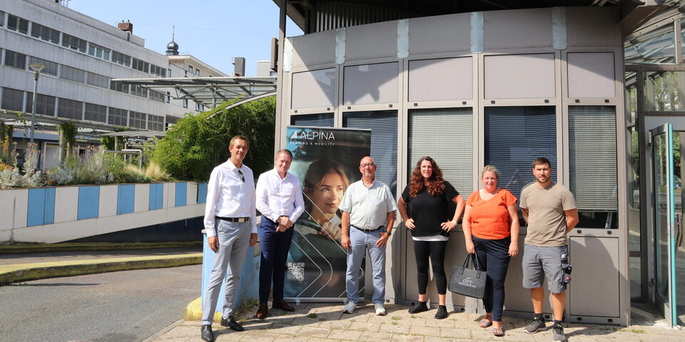 Stadtrat Valerius steht mit Vertretern von Alpina, Stadt, Medifit und GFP an der Einfahrt zur Tiefgarage.