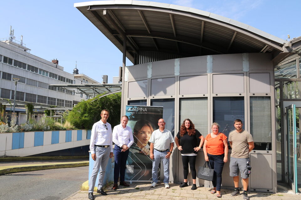 Stadtrat Valerius steht mit Vertretern von Alpina, Stadt, Medifit und GFP an der Einfahrt zur Tiefgarage.