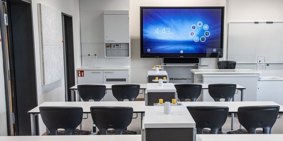 Naturwissenschaftliche Räume an der Sophie-Opel-Schule. Im Hintergrund ein Smartboard.