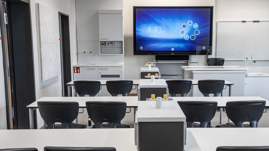 Naturwissenschaftliche Räume an der Sophie-Opel-Schule. Im Hintergrund ein Smartboard.