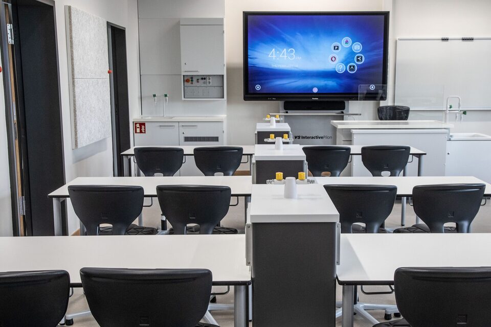 Naturwissenschaftliche Räume an der Sophie-Opel-Schule. Im Hintergrund ein Smartboard.