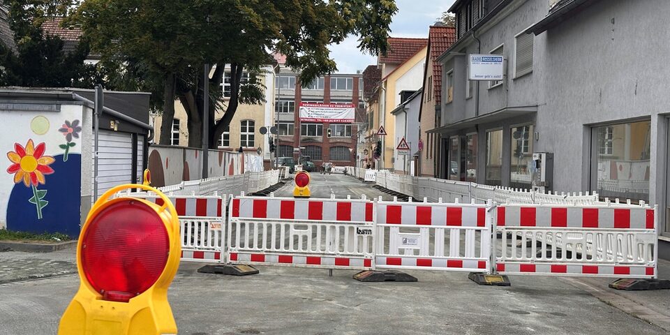 Absperrungen sperren die Ludwistraße ab.