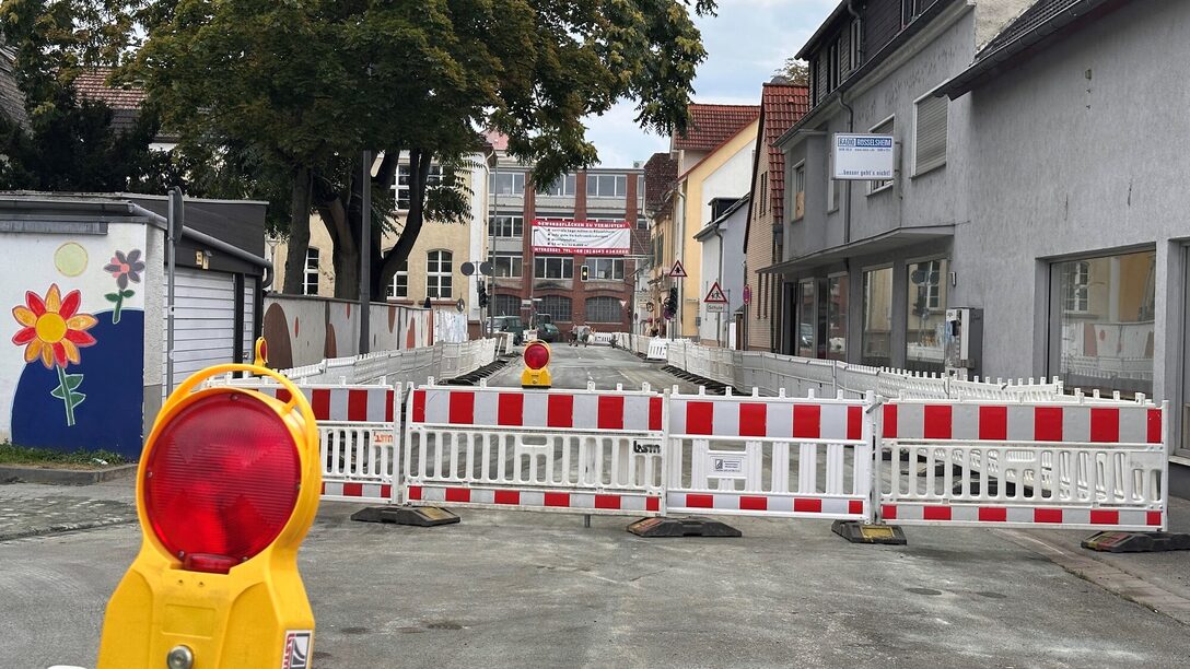 Absperrungen sperren die Ludwistraße ab.