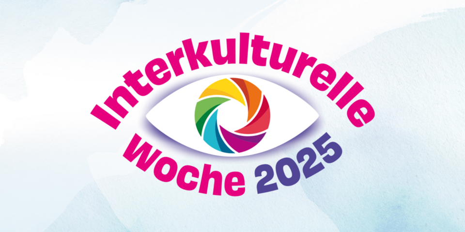 Logo "Buntes Auge", um das der Schriftzug "Interkulturelle Woche 2025" platziert ist