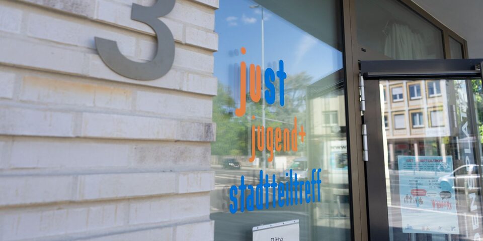 Blick auf die Eingangstür mit der Aufschrift "just - jugend + stadtteiltreff"