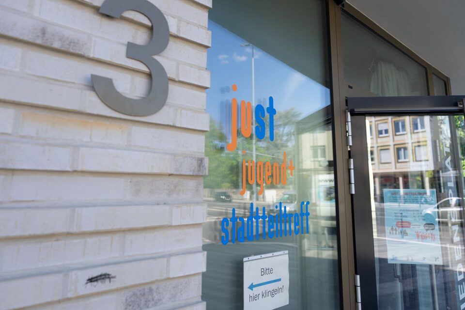 Blick auf die Eingangstür mit der Aufschrift "just - jugend + stadtteiltreff"