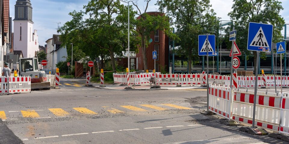 Blick auf die Kreuzung Frankfurter-/Königstädter Stra0e mit Baustellen-Absperrungen und mehreren Verkehrsschildern. Im Hintergrund das Parkhaus an der Festung.