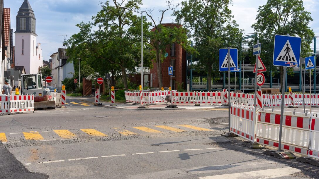 Blick auf die Kreuzung Frankfurter-/Königstädter Stra0e mit Baustellen-Absperrungen und mehreren Verkehrsschildern. Im Hintergrund das Parkhaus an der Festung.