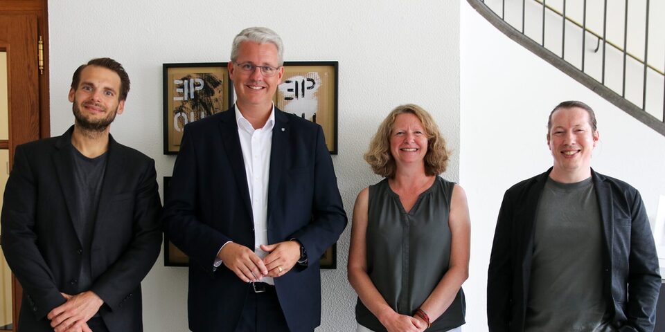 v.l.n.r.: Nicolas Lange (Museumsleiter des Stadt- und Industriemuseum Rüsselsheim), Oberbürgermeister Patrick Burghardt, Heike Barz und Dr. Jonathan Roth (Kulturmanager der Stadt Rüsselsheim am Main)