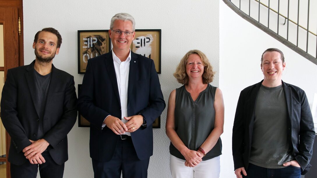 v.l.n.r.: Nicolas Lange (Museumsleiter des Stadt- und Industriemuseum Rüsselsheim), Oberbürgermeister Patrick Burghardt, Heike Barz und Dr. Jonathan Roth (Kulturmanager der Stadt Rüsselsheim am Main)