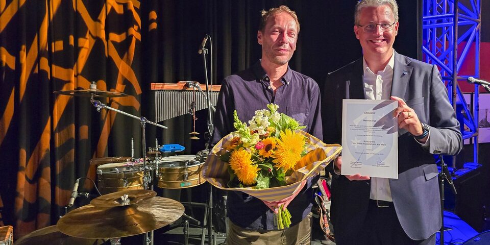 Kulturpreisträger Matthias Vogt (links) und Oberbürgermeister Patrick Burghardt im Kulturzentrum "Das Rind"