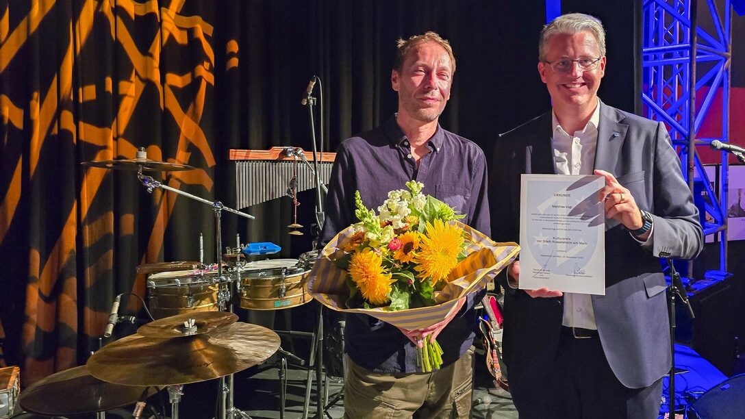 Kulturpreisträger Matthias Vogt (links) und Oberbürgermeister Patrick Burghardt im Kulturzentrum "Das Rind"