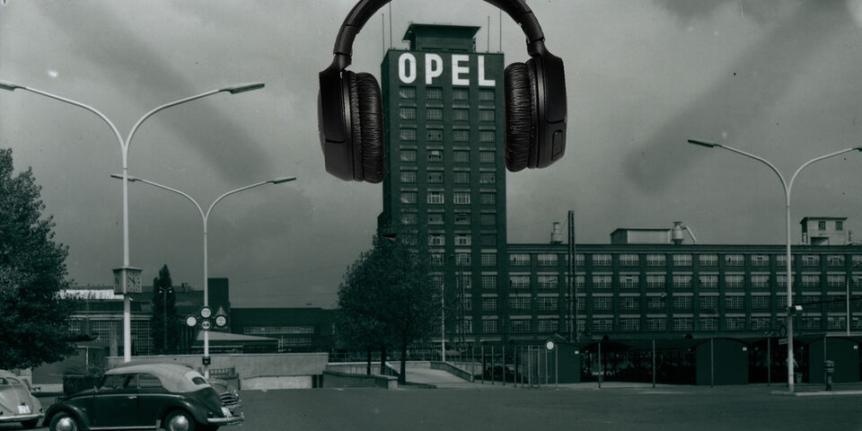 Der Opel-Turm mit Kopfhörern