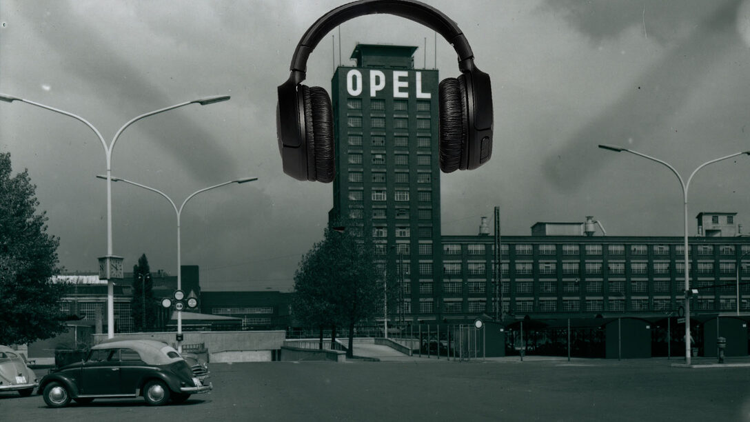 Der Opel-Turm mit Kopfhörern