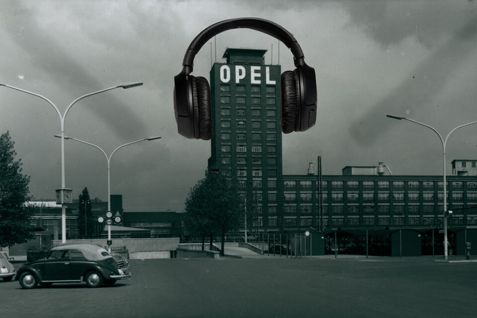 Der Opel-Turm mit Kopfhörern
