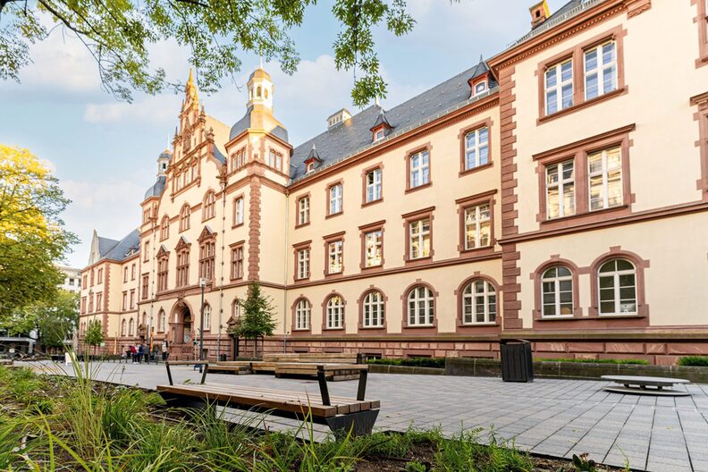 Fassade des Alten Gerichts in Wiesbaden
