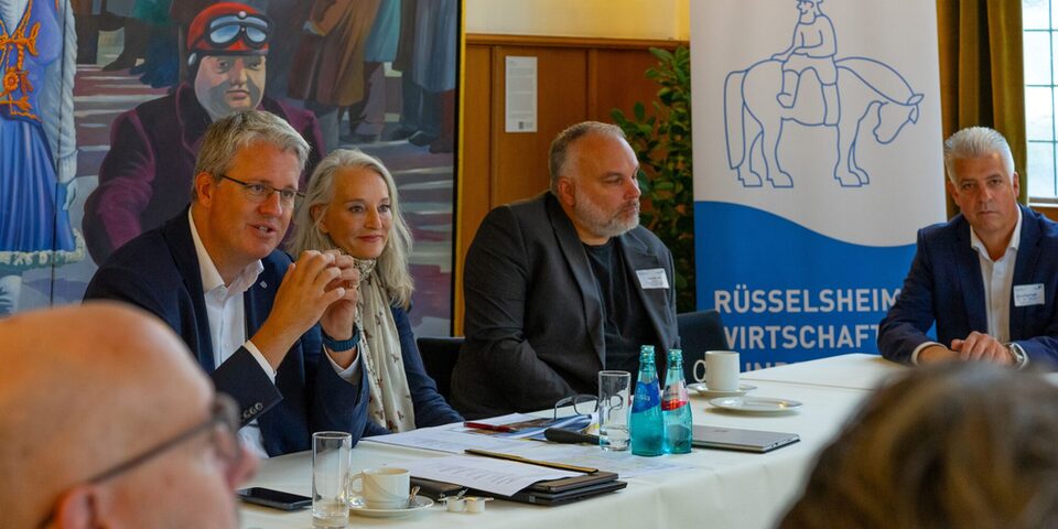 Oberbürgermeister Burghardt begrüßt Teilnehmende der Wirtschaftsrunde.
