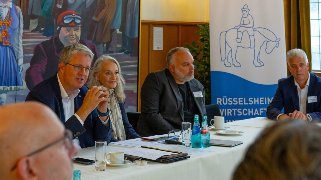 Oberbürgermeister Burghardt begrüßt Teilnehmende der Wirtschaftsrunde.