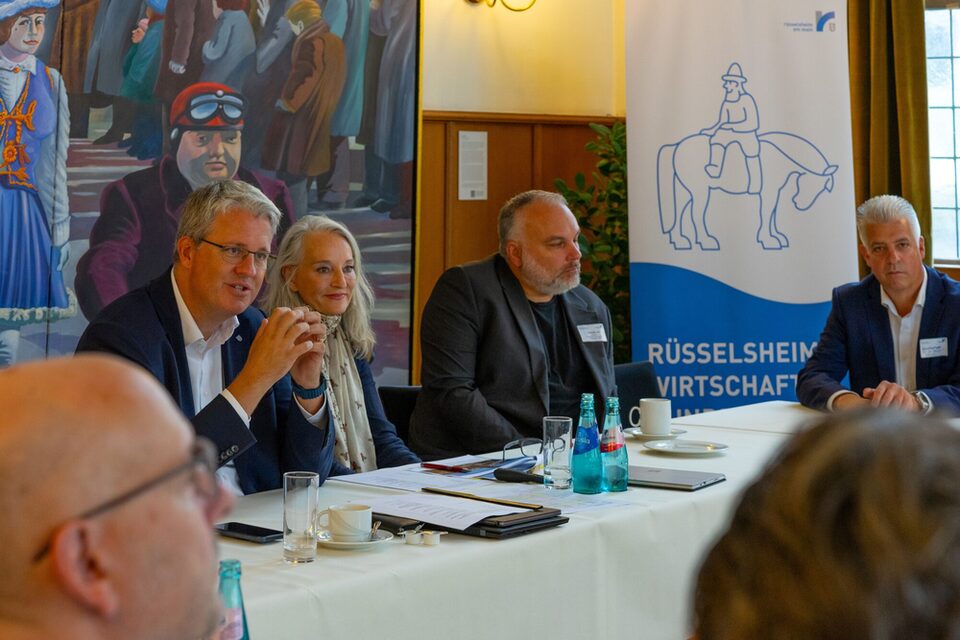 Oberbürgermeister Burghardt begrüßt Teilnehmende der Wirtschaftsrunde.