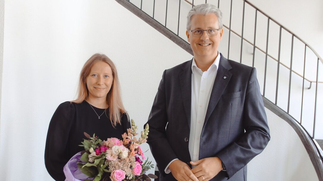 Oberbürgermeister Burghardt und Charlotte Metzger mit einem Blumenstrauß des Oberbürgermeisters