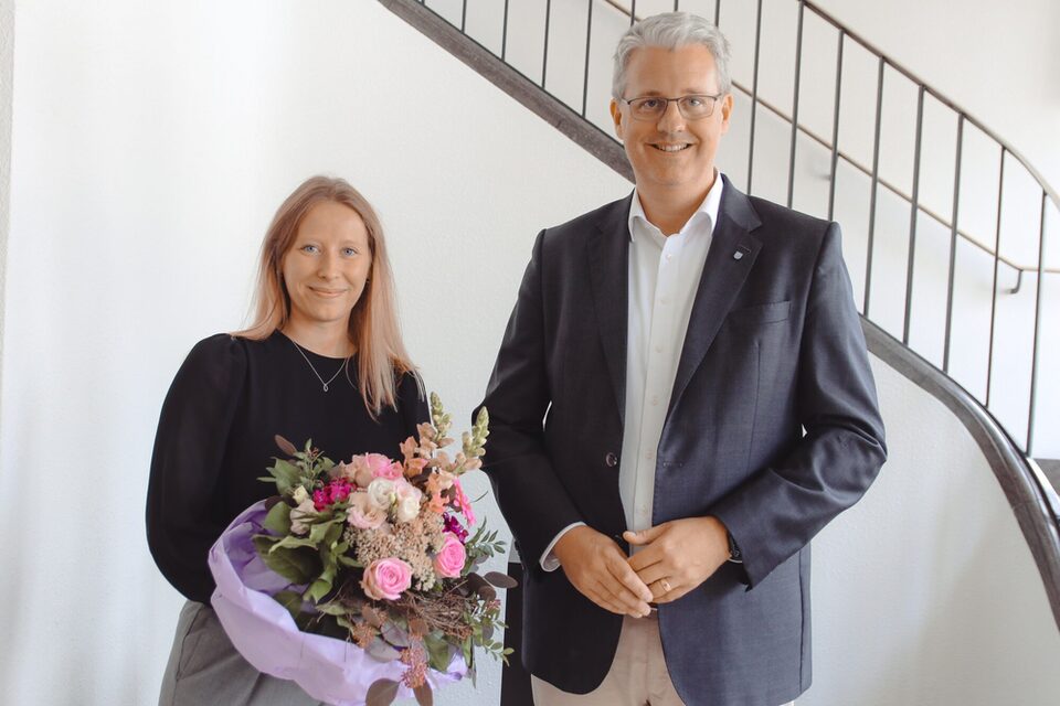 Oberbürgermeister Burghardt und Charlotte Metzger mit einem Blumenstrauß des Oberbürgermeisters