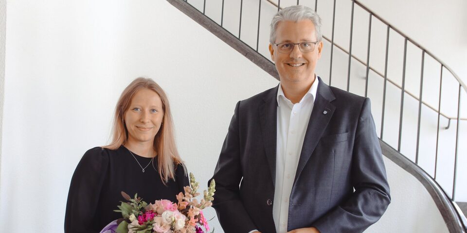 Oberbürgermeister Burghardt und Charlotte Metzger mit einem Blumenstrauß des Oberbürgermeisters