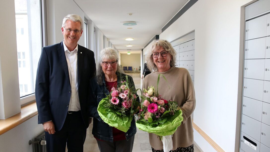 Oberbürgermeister Burghardt sowie Christel Göttert und Carmen Größ mit einem Blumenstrauß.