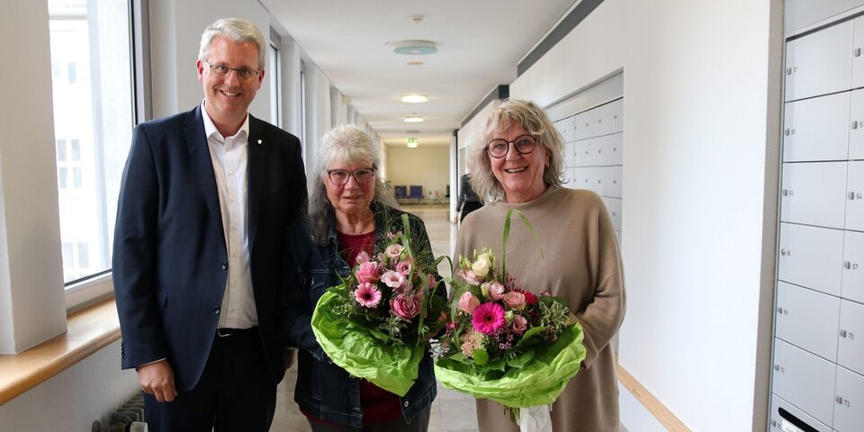 Oberbürgermeister Burghardt sowie Christel Göttert und Carmen Größ mit einem Blumenstrauß.