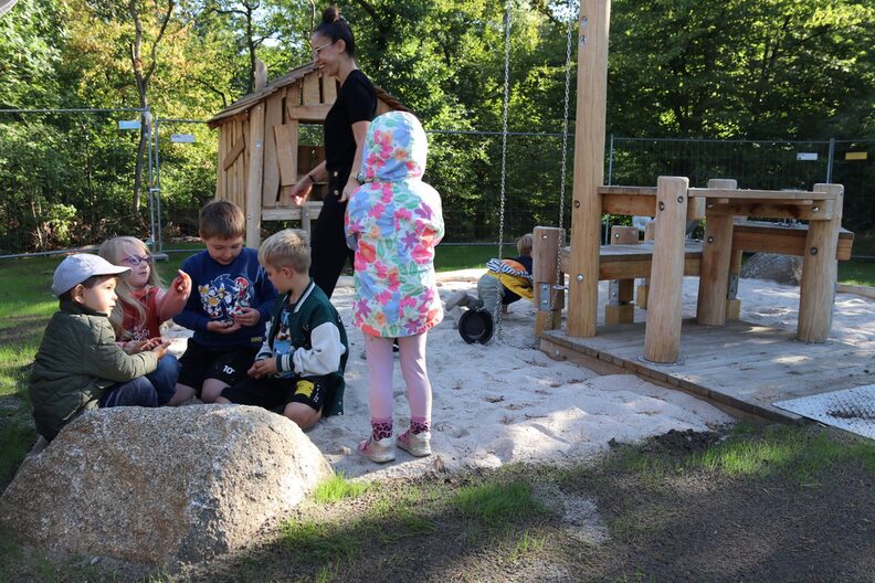 Kita-Kinder spielen im Sand