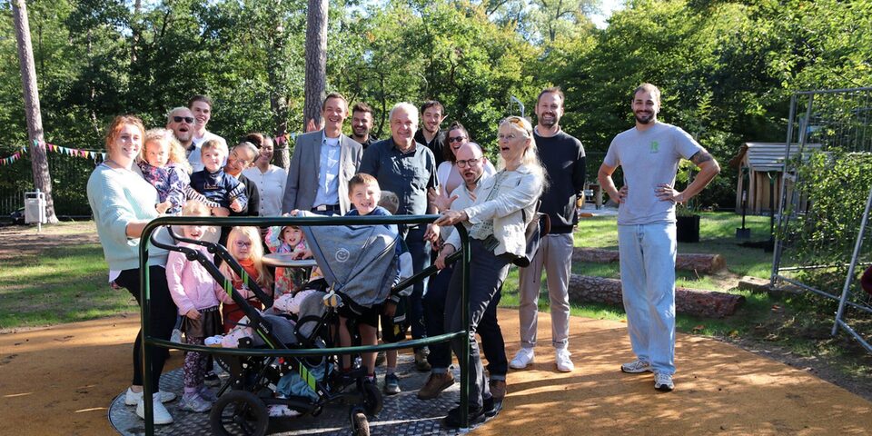 Auf dem ebenerdigen Karussell stehen Kita-Kinder und Projektbeteiligte