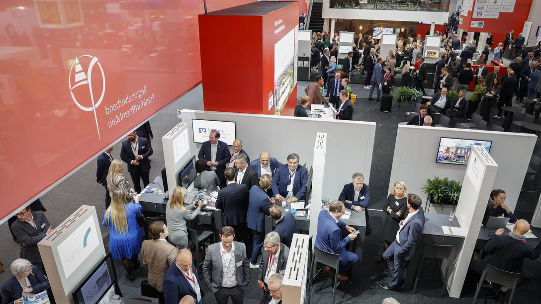 Gemeinschaftsstand mit Besucherinnen und Besucher auf der Expo Real 2024