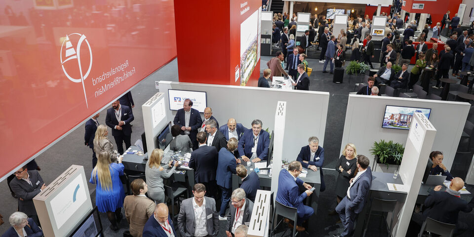 Gemeinschaftsstand mit Besucherinnen und Besucher auf der Expo Real 2024