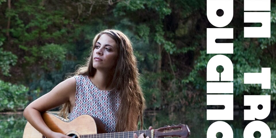 Plakatvorschau mit Musikerin und Gitarre sowie dem Schriftzug "Introducing"