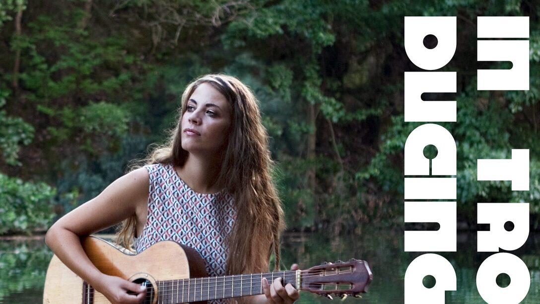 Plakatvorschau mit Musikerin und Gitarre sowie dem Schriftzug "Introducing"