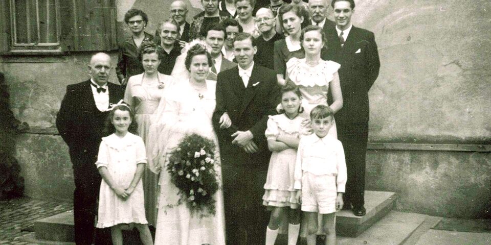 Altes Foto einer Hochzeitsgesellschaft in schwarz-weiß