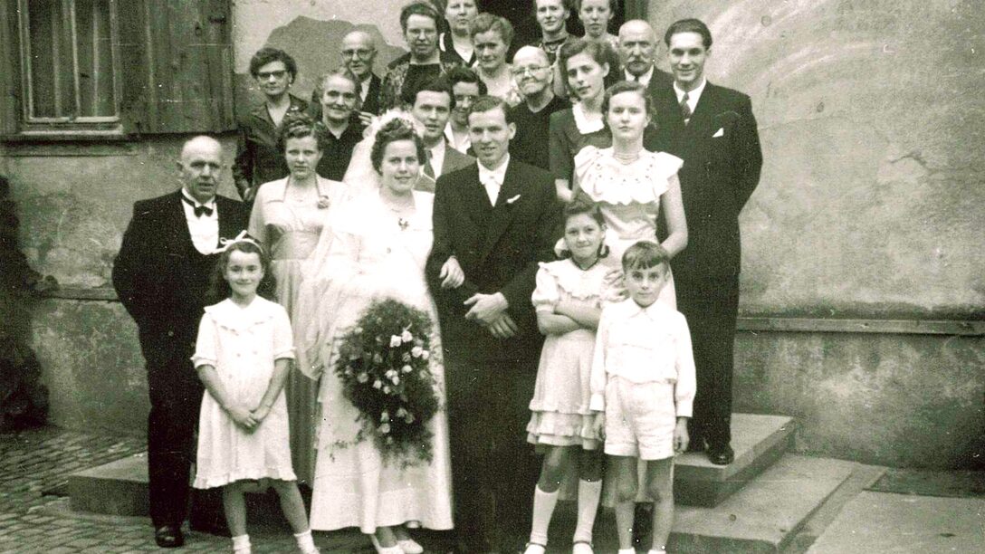 Altes Foto einer Hochzeitsgesellschaft in schwarz-weiß