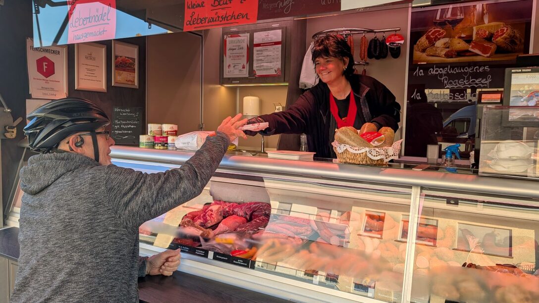 Kunde steht vor dem Verkaufswagen der Metzgerei Walz auf dem Wochenmarkt in Königstädten.