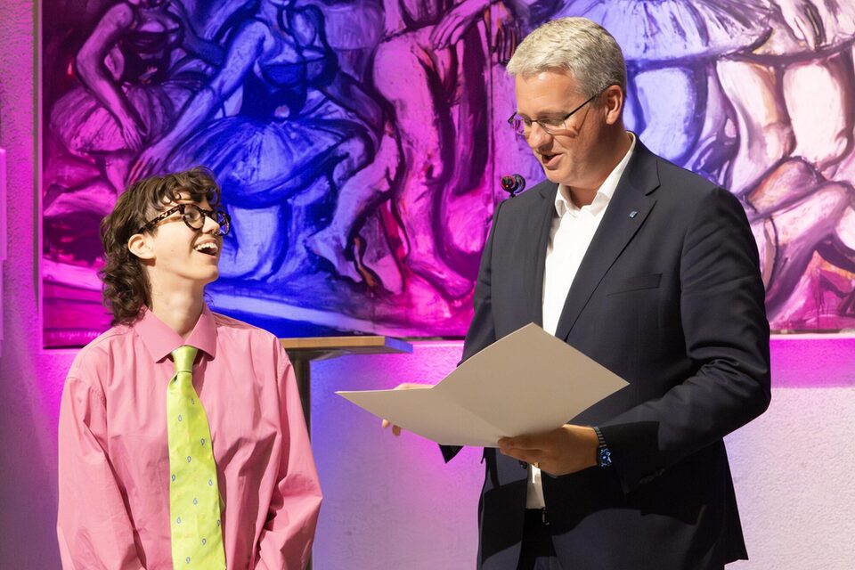 Überreichung Förderstipendium an Melis Ntente mit Oberbürgermeister Patrick Burghardt und Melis Ntente.