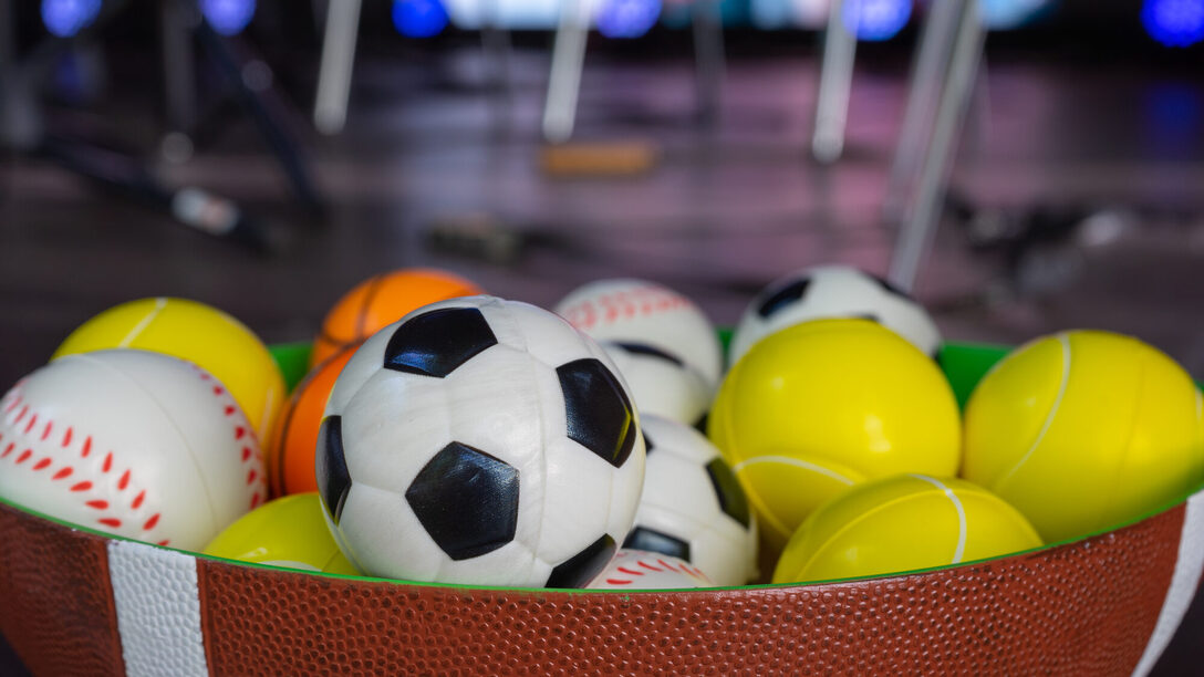 Sportlerehrung 2021: Verschiedene Bälle liegen in einer Schale.