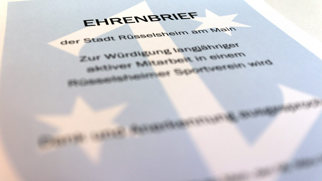 Eine Ehrenbrief-Urkunde im Anschnitt