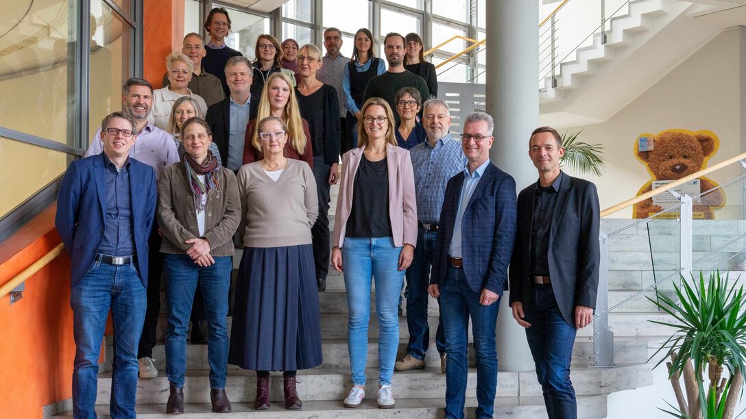Gruppenfoto der Planungsamtsleitungen des Hessischen Städtetags mit Stadtrat Simon Valerius auf der Treppe vor der Rotunde im Rathaus.