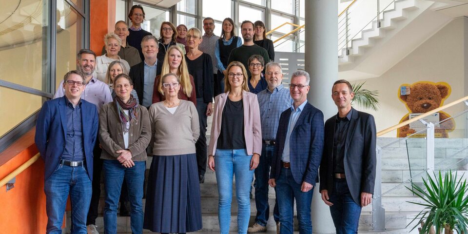 Gruppenfoto der Planungsamtsleitungen des Hessischen Städtetags mit Stadtrat Simon Valerius auf der Treppe vor der Rotunde im Rathaus.